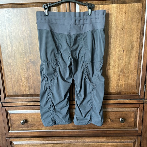 LULULEMON DANCE STUDIO CROPS  SZ. 10 GREY   EUC - Picture 2 of 4